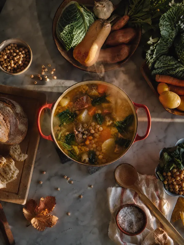 Olla de cocido con garbanzos y verduras