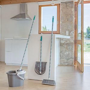 ESCOBA ESSENTIAL GEOM. CON PALO VIGAR