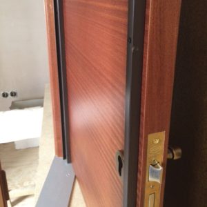 BARRA ANTIPALANCA. MARRON. 2,50 M.