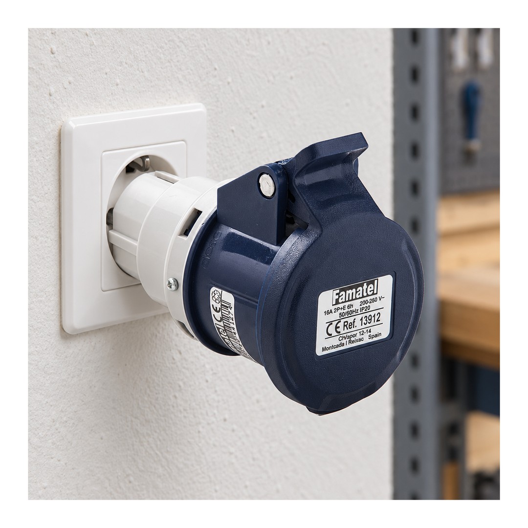 Adaptador Famatel 13912 clavija Schuko a base industrial CEE 16A
