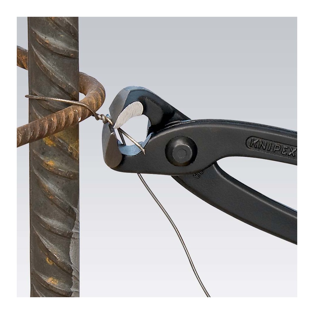 Tenaza rusa Knipex 99 00 torciendo alambre de atar