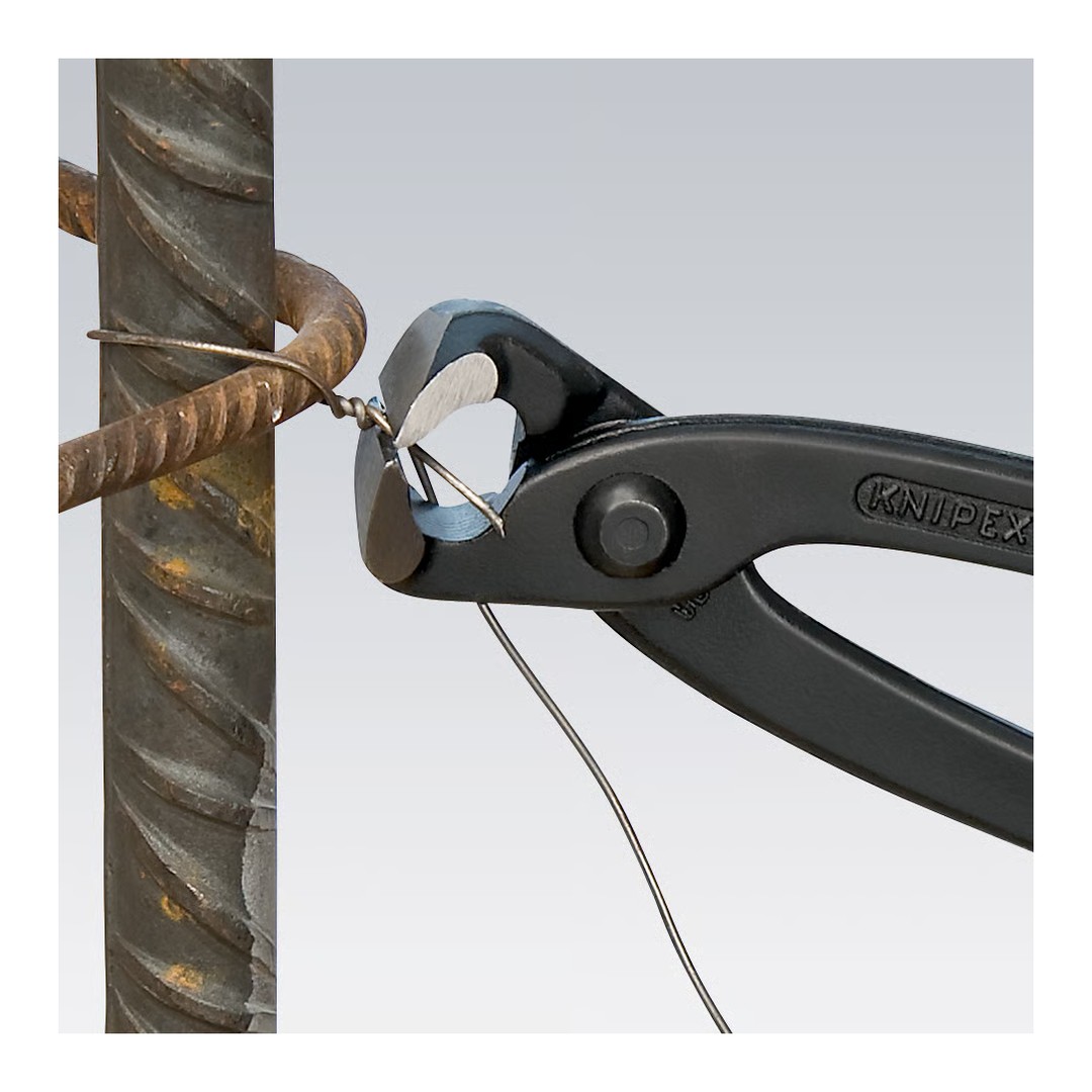 Tenaza rusa Knipex 99 01 con mangos de plástico atando ferralla