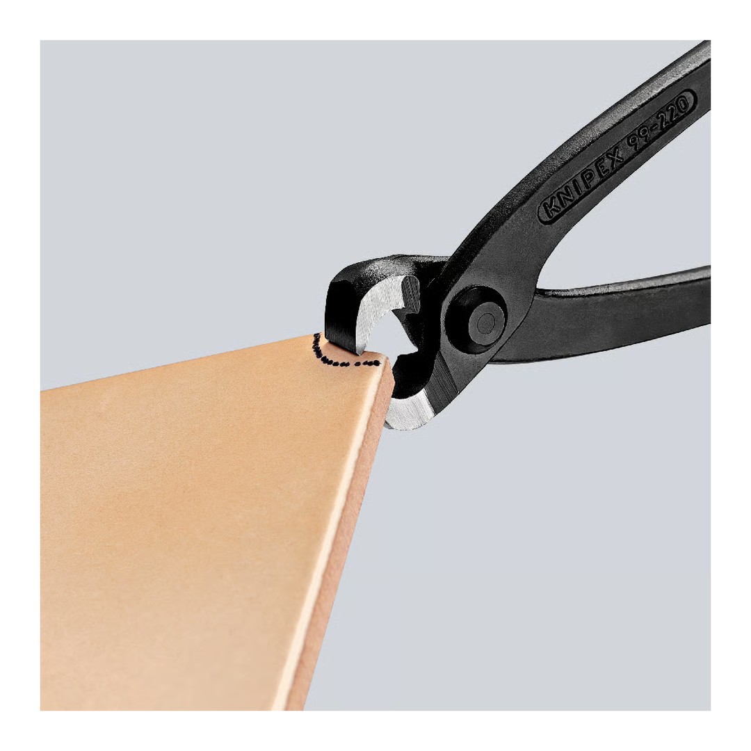 Tenaza rusa Knipex 99 01 con mangos de plástico cortando