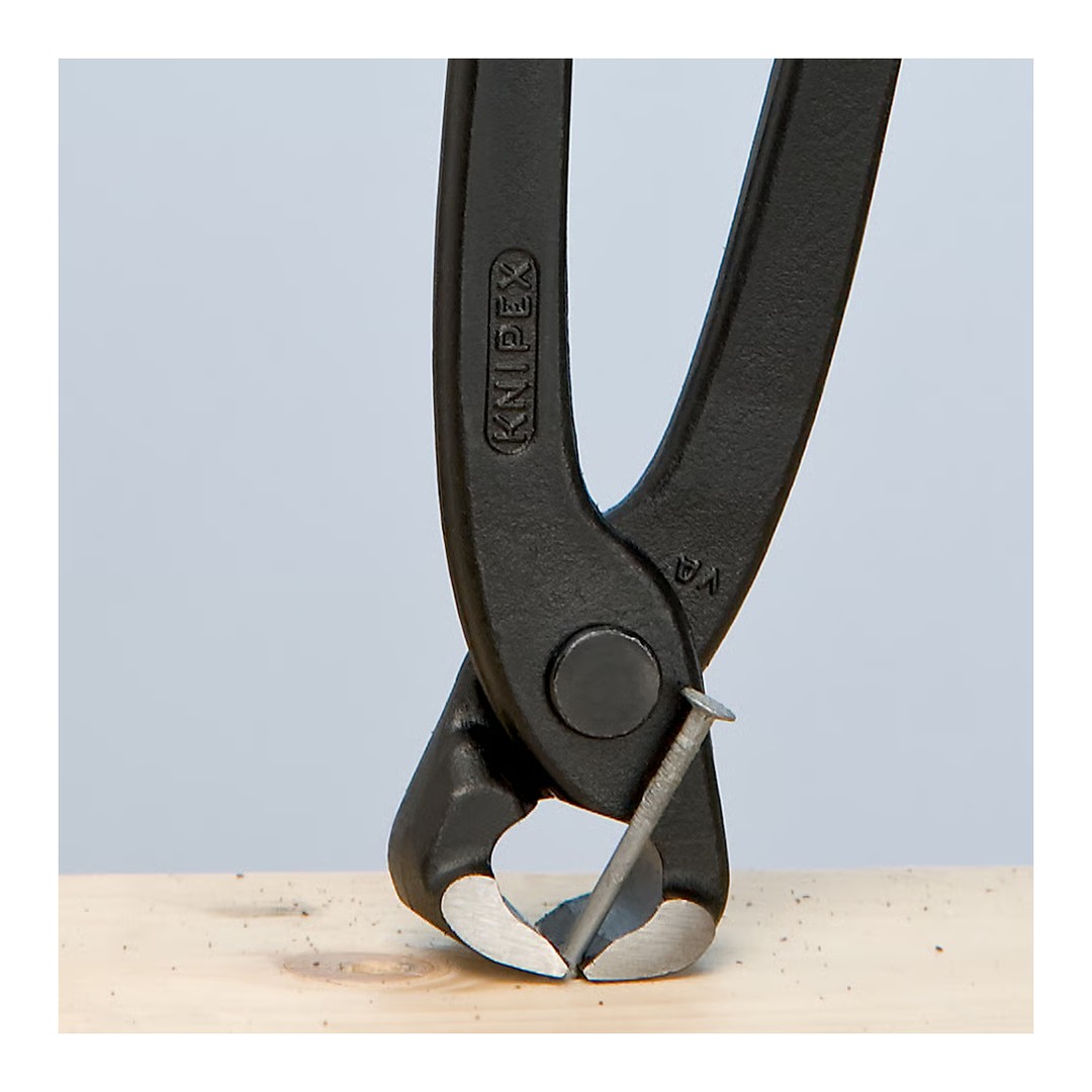 Tenaza rusa Knipex 99 01 con mangos de plástico extrayendo clavo